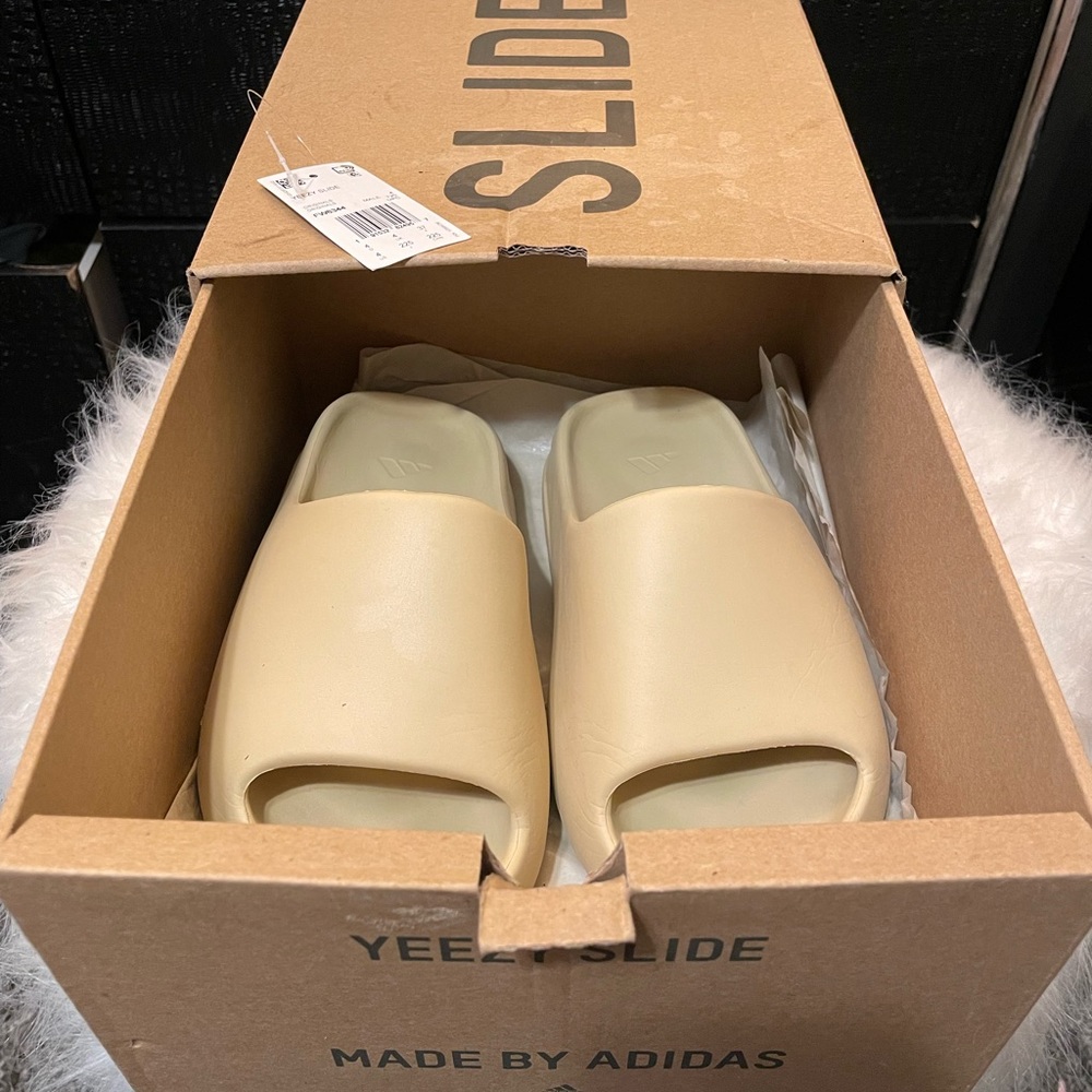 Yeezy slides (t bone tan) Mens Sz 4 great condition with box